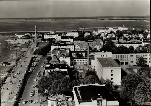 Ak Ostseebad Warnemünde Rostock, Blick vom 19. Stock des Hotels Neptun, Promenade, Leuchtturm