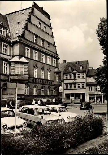 Ak Hainichen in Sachsen, Sparkasse am Gellertplatz, Autos, Trabant