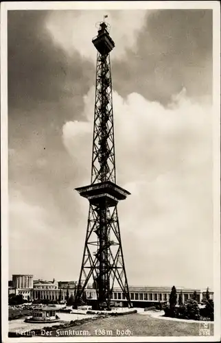 Ak Berlin Charlottenburg Westend, Totale vom Funkturm mit den Messehallen, Klinke B 356