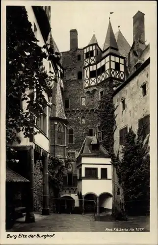 Ak Wierschem an der Mosel, Burg Eltz, Burghof