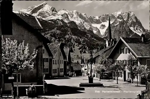 Ak Garmisch Partenkirchen in Oberbayern, Floriansplatz, Berge