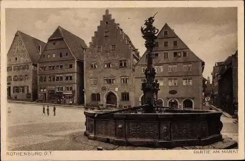 Ak Rothenburg ob der Tauber Mittelfranken, Partie am Markt, Brunnen