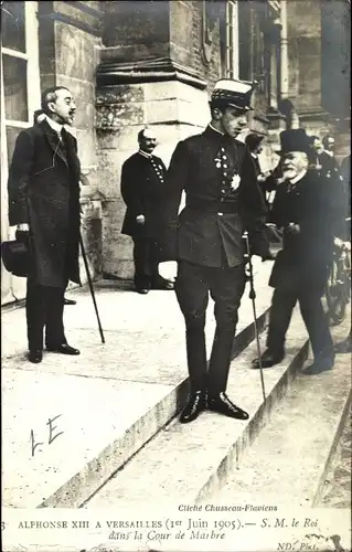 Ak Alphonse XIII a Versailles, 1 Juin 1905, S.M. le Roi dans la Cour de Marbre