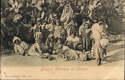 Ak Groupe d'arabes et Cactus, Gruppe von Kindern vor einem Kaktus