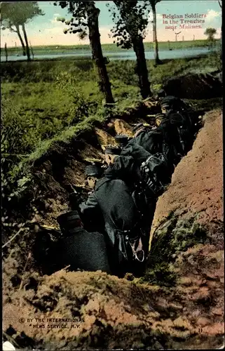 Ak Belgian Soldiers in the Trenches near Malines, Belgische Soldaten im Schützengraben