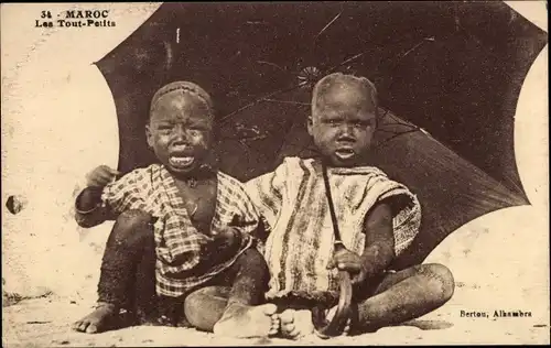 Ak Marokko, les tout petits, kleine Kinder mit einem Regenschirm