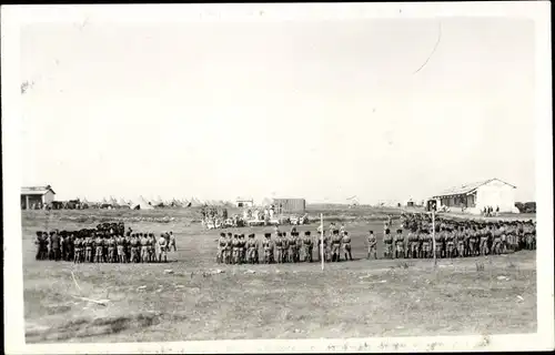 Foto Ak Marokko, Französische Soldaten auf einem Platz