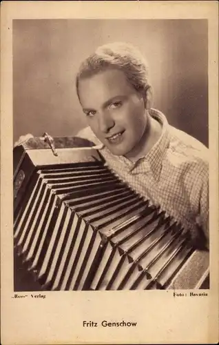 Ak Schauspieler Fritz Genschow, Portrait, Akkordeon