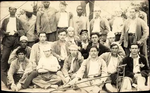 Foto Ak Verwundete französische Soldaten und Seeleute, Verbände, Krücken, Gruppenbild
