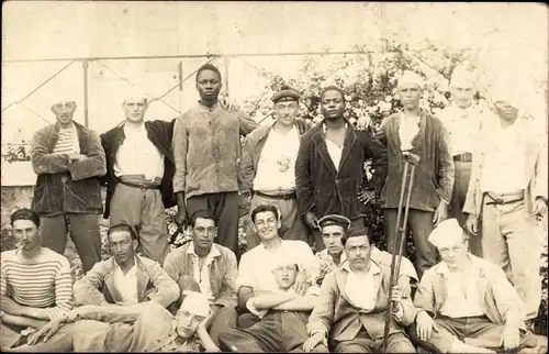 Foto Ak Verwundete französische Soldaten und Seeleute, Verbände, Krücken, Gruppenbild