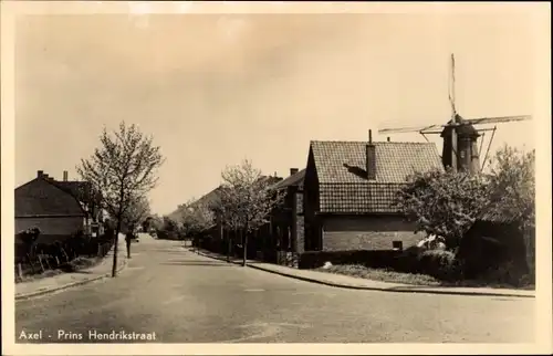 Ak Axel Zeeland, Prins Hendrikstraat, Straßenpartie, Windmühle