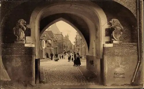 Ak Kampen Overijssel Niederlande, Broederweg, Blick durch Tor, Löwen mit Wappen