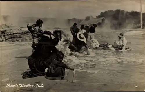 Ak Neuseeland, Maoris Washing, Wäscherinnen am Ufer