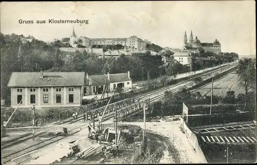 Ak Klosterneuburg in Niederösterreich, Blick auf den Ort, Bahnschienen