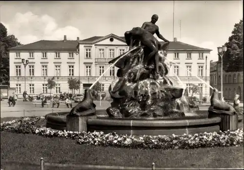 Ak Schwerin in Mecklenburg, Schiffbrüchigendenkmal am Grunthalplatz