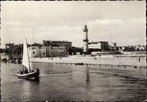 Ak Ostseebad Warnemünde Rostock, Blick auf den Leuchtturm