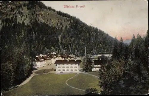 Ak Wildbad Kreuth am Tegernsee Oberbayern, Blick auf den Ort, Wald, Berg