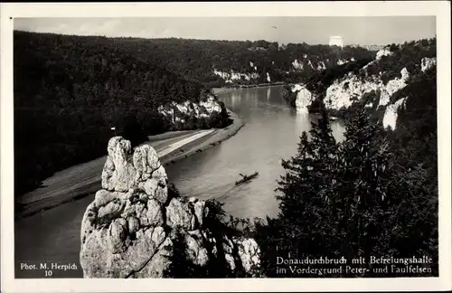 Ak Kelheim an der Donau Niederbayern, Donaudurchbruch mit Befreiungshalle, Peter- und Paulfelsen