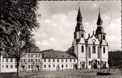 Ak Prüm in der Eifel Rheinland Pfalz, Salvator Basilika mit Amtsgericht und Reginoschule