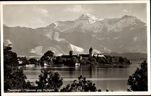 Ak Fraueninsel Chiemsee Oberbayern, Gesamtansicht gegen Hochgern