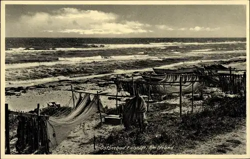 Ak Falshöft Nieby, Ostseebad, Fischernetze am Strand, Meerblick