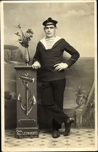 Foto Ak Französischer Seemann in Uniform, Standportrait