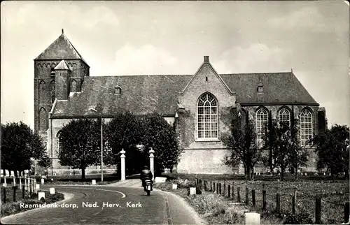 Ak Raamsdonk Nordbrabant Niederlande, Ned. Herv. Kerk, Motorradfahrer