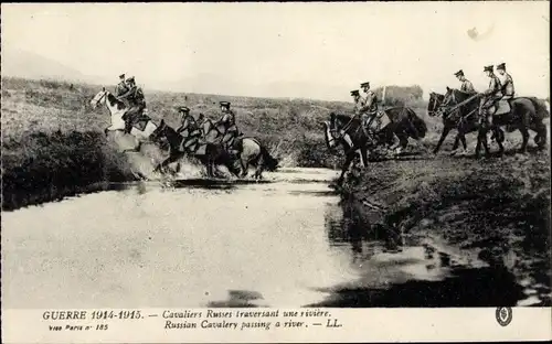 Ak Cavaliers Russes traversant une riviere, russische Kavallerie passiert einen Fluss