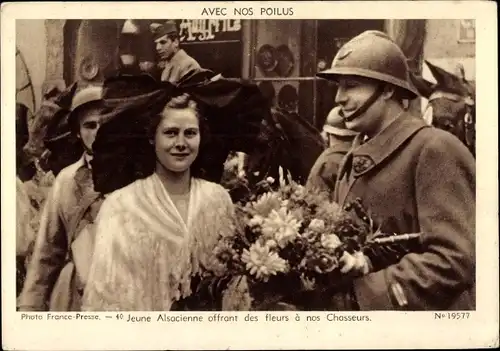 Ak Avec nos Poilus, Jeune Alsacienne offrant des fleurs a nos Chasseurs, II WK