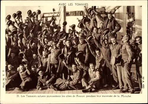 Ak With the Tommies, saluting the French coast on crossing the Channel, II. WK
