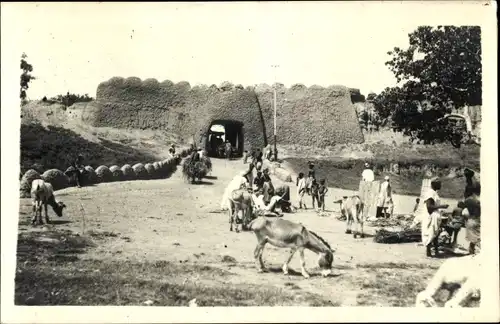 Foto Ak Kano Nigeria, Platz, Tor, Lehmmauer, Esel