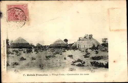 Ak Guinea, Village Foula, Construction des cases, Arbeiter beim Hausbau