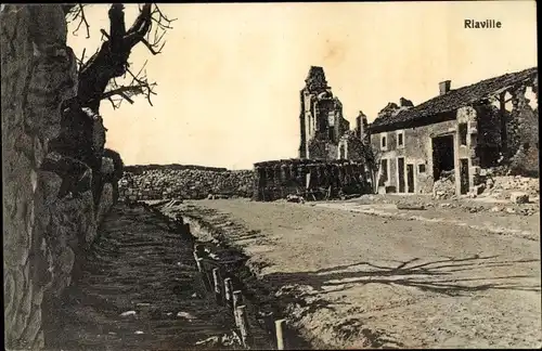 Ak Riaville Lothringen Meuse, Straßenansicht, Ruinen, Kriegszerstörung I. WK