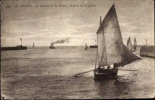 Ak Dieppe Seine Maritime, Le Chenal et les Jetees, Retour de la peche