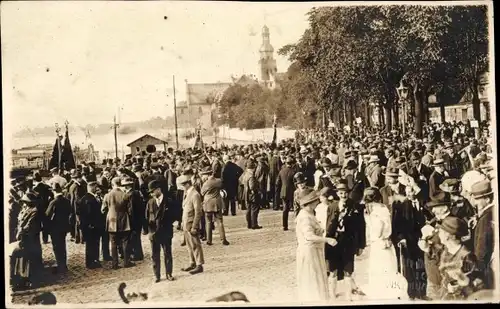 Foto Ak Köln am Rhein, Wallfahrt, Menschenmenge am Rheinufer