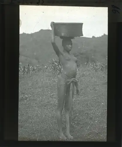 Glas Positiv Deutsch Ostafrika um 1913, Wanjakiussamädchen mit Getreidekorb
