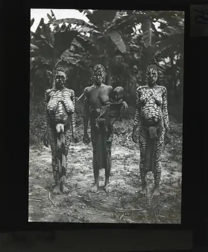 Glas Positiv Deutsch Ostafrika um 1913, Trauernde Frauen auf dem Weg zu einer Beerdigung