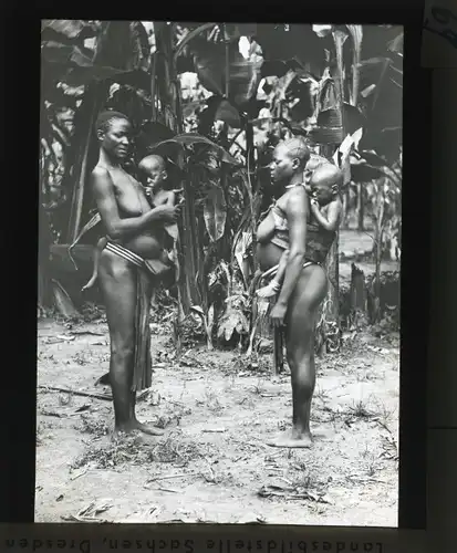 Glas Positiv Deutsch Ostafrika um 1913, Wanjakiussafrauen mit ihren Kindern