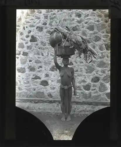 Glas Positiv Deutsch Ostafrika um 1913, Wanjakiussafrau beim Umzug