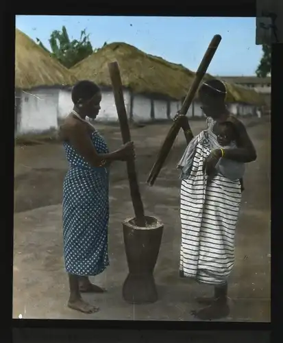 Glas Positiv Deutsch Ostafrika um 1913, Zwei Asakarifrauen beim Mehlstampfen