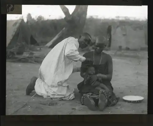 Glas Positiv Deutsch Ostafrika um 1913, Vater der seinem Sohn den Kopf rasiert