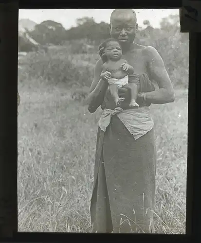 Glas Positiv Deutsch Ostafrika um 1913, Frau mit ihrem drei tage altem Kind