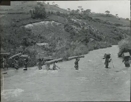 Glas Positiv Deutsch-Ost-Afrika um 1913, Karawane beim Durchqueren eines Flusses