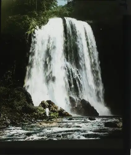 Glas Positiv Deutsch-Ost-Afrika um 1913, Mualesiwasserfall hinter einem Diener