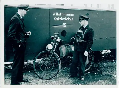 Foto Wilhelmshaven, Schaffner Wilhelmshavener Verkehrsbetrieb, Wagen 46, Fahrrad