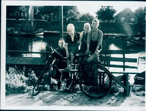 Foto Niederlande?, Jungen am Ufer eines Kanals, Fahrrad