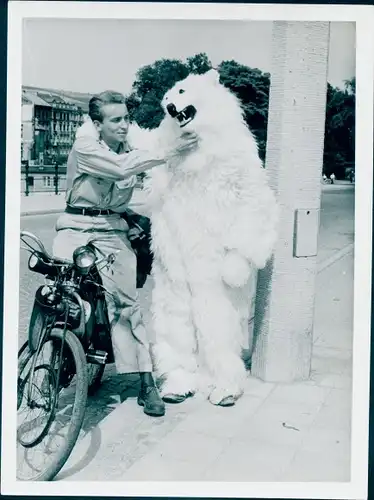 Foto Junger Mann auf einem Fahrrad, Person im Eisbärenkostüm