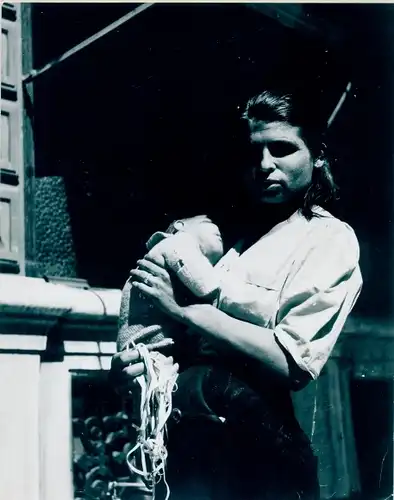 Foto Avignon Vaucluse, Zigeunerin an der Stadtmauer