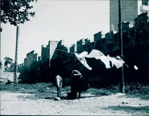 Foto Avignon Vaucluse, Waschtag bei den Zigeunern an der Mauer der Papstburg