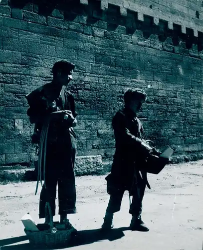 Foto Avignon Vaucluse, Zigeunerjungen vor der Mauer des Papstpalastes